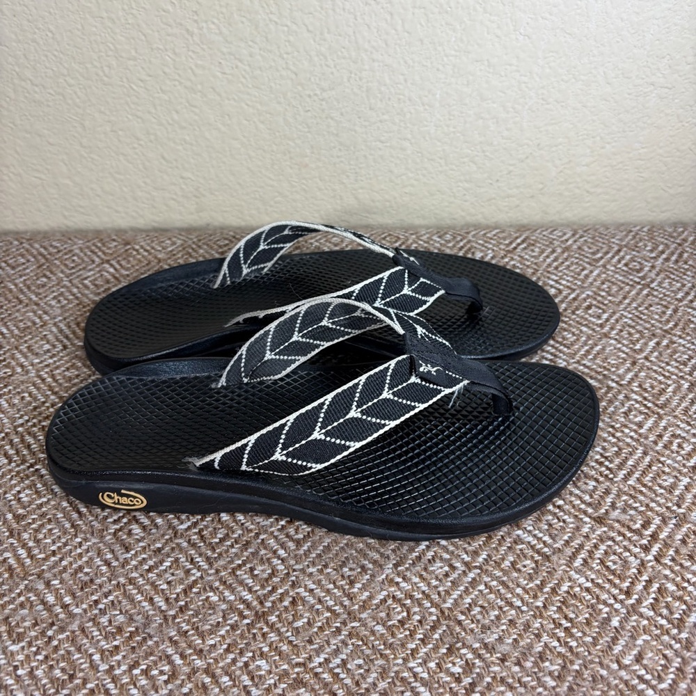 Chaco Black White Thong Sandals Slides Slip On Sz 8 Women’s Casual Comfy Minimal